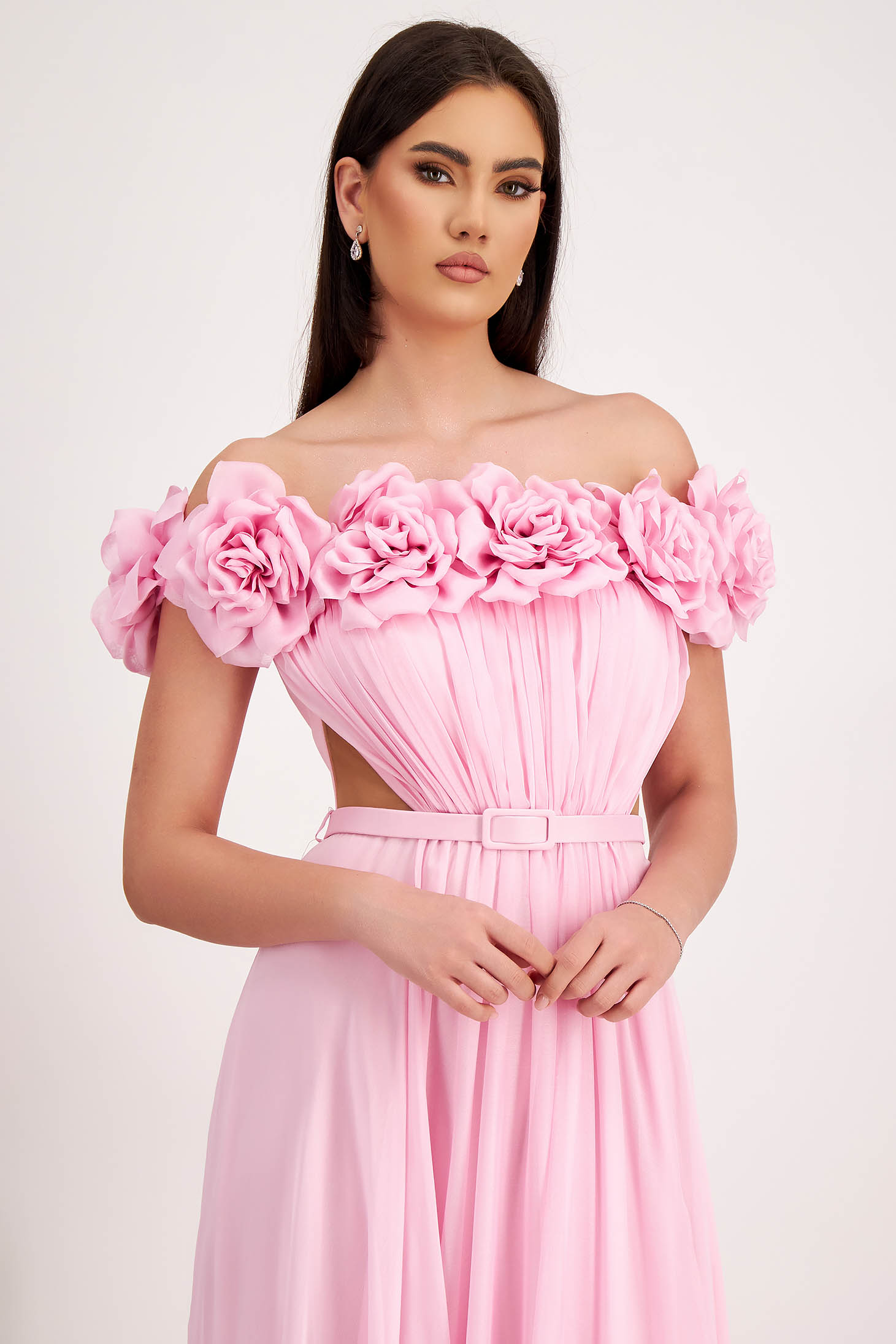 Rochie din voal roz-deschis lunga in clos cu flori 3D si umeri goi 2 - StarShinerS.ro