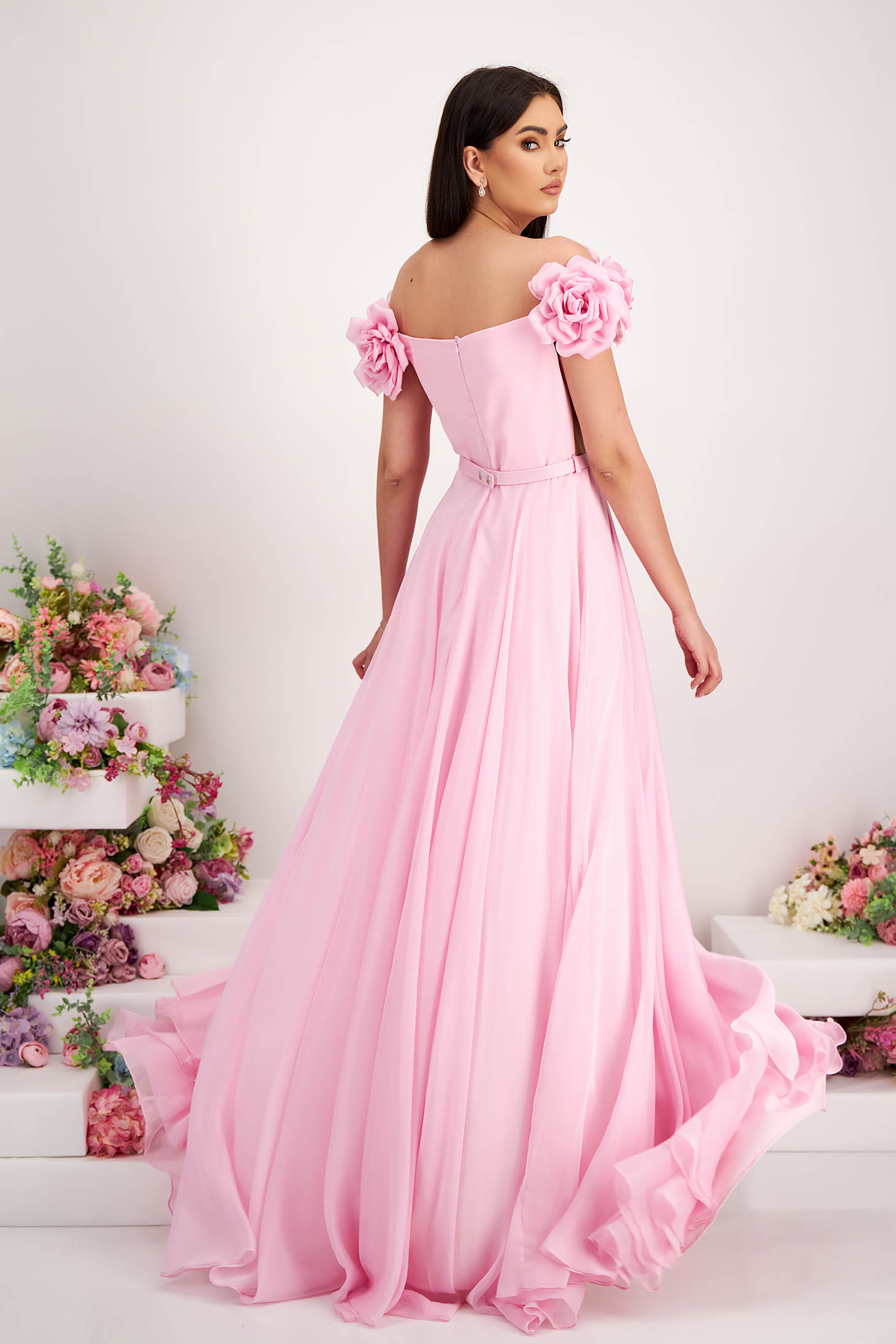 Rochie din voal roz-deschis lunga in clos cu flori 3D si umeri goi 3 - StarShinerS.ro