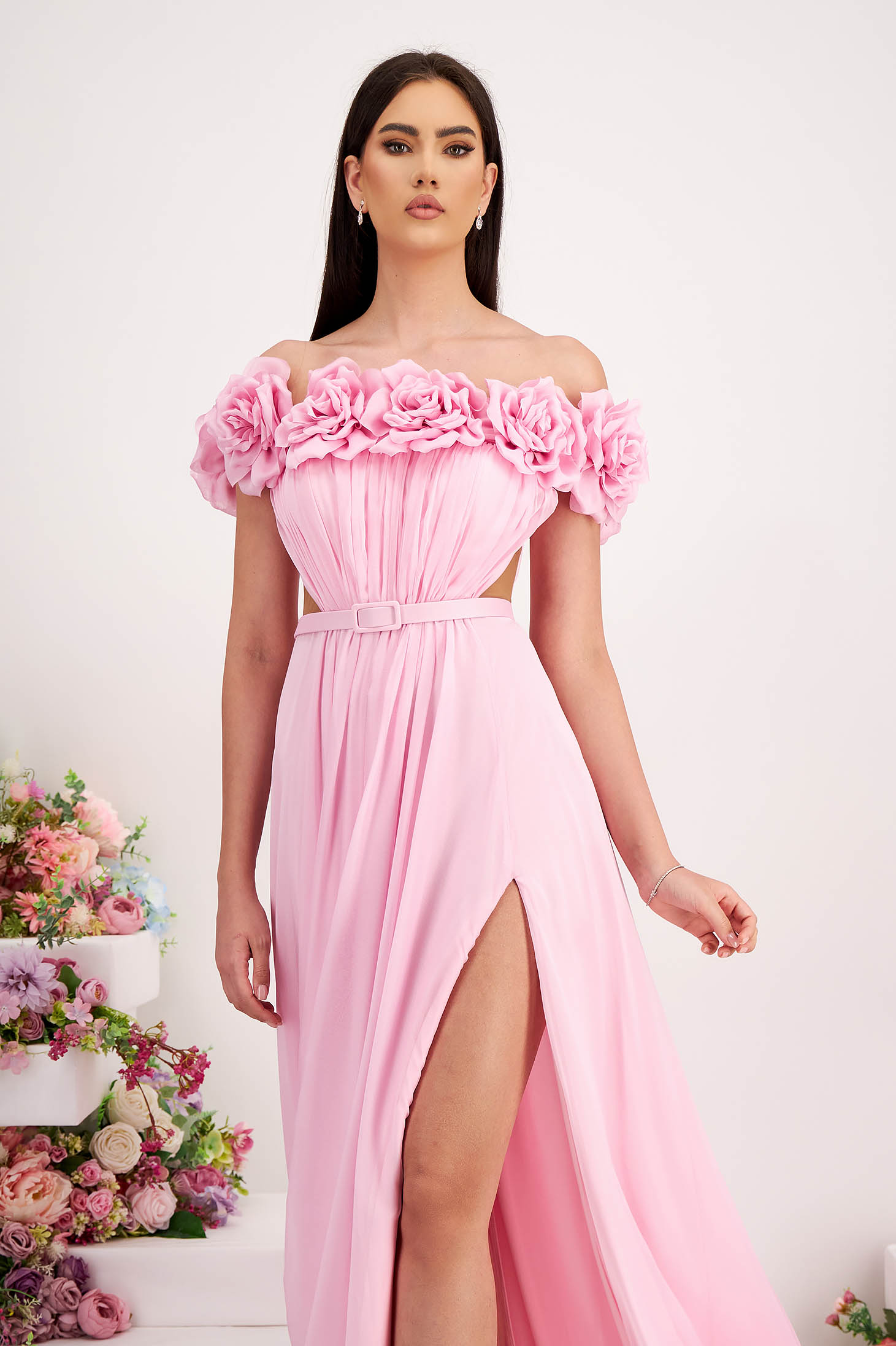 Rochie din voal roz-deschis lunga in clos cu flori 3D si umeri goi 4 - StarShinerS.ro
