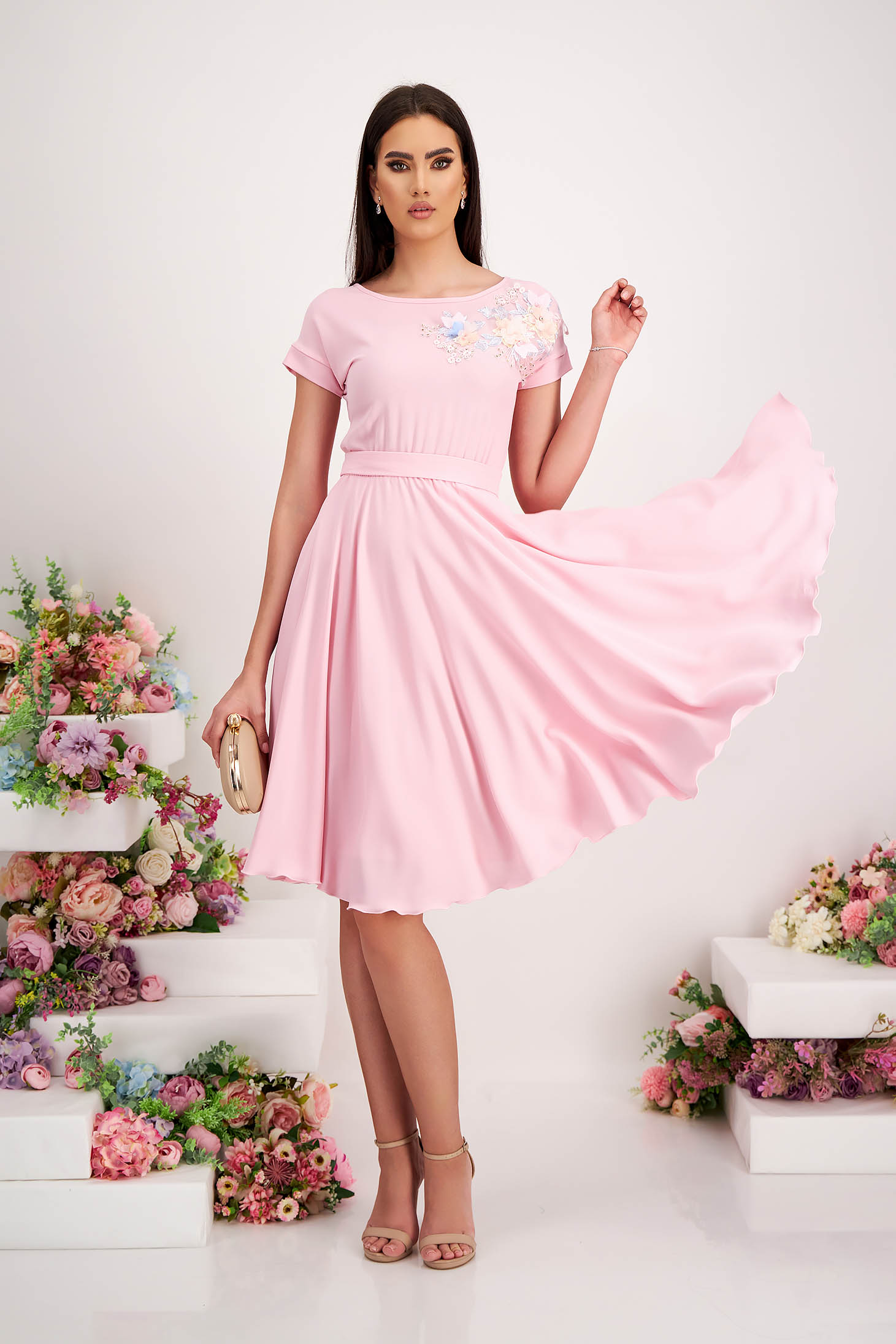 Világos rózsaszínű muszlin midi ruha, harang alakú gumirozott derékrésszel 2 - StarShinerS.hu