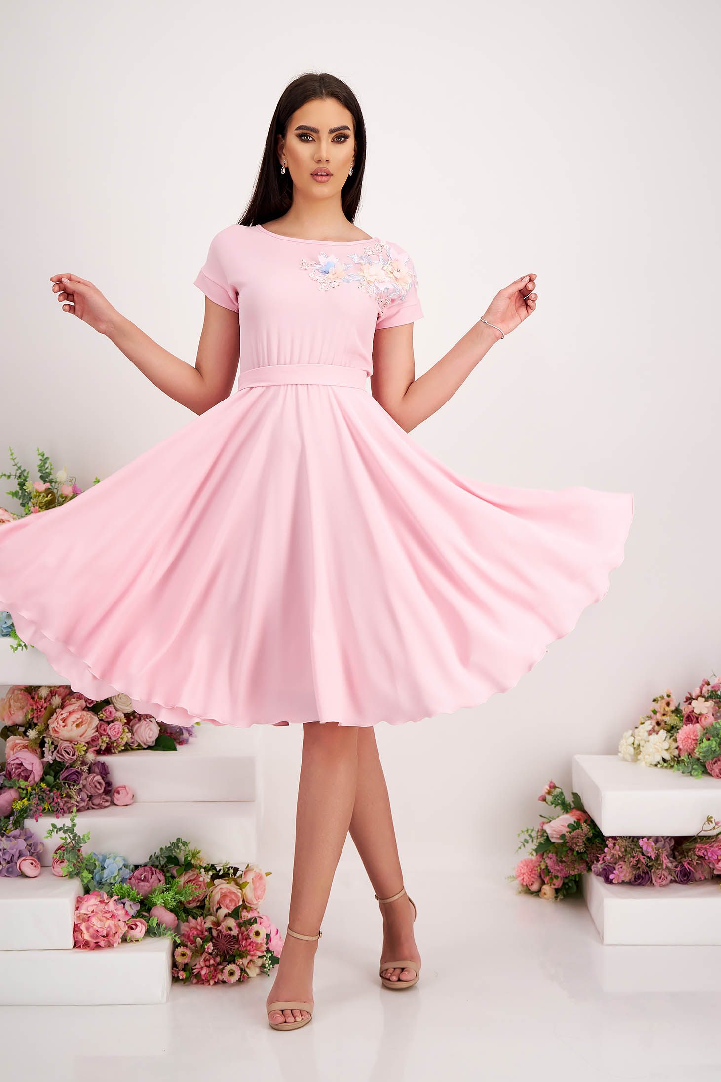 Világos rózsaszínű muszlin midi harang ruha gumirozott derékrésszel virágos hímzéssel - StarShinerS 5 - StarShinerS.hu