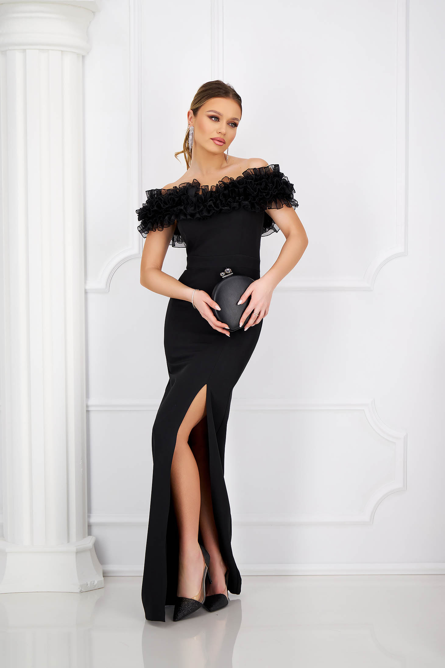 Rochie din stofa neagra lunga cu volanase si umeri goi crapata pe picior 4 - StarShinerS.ro